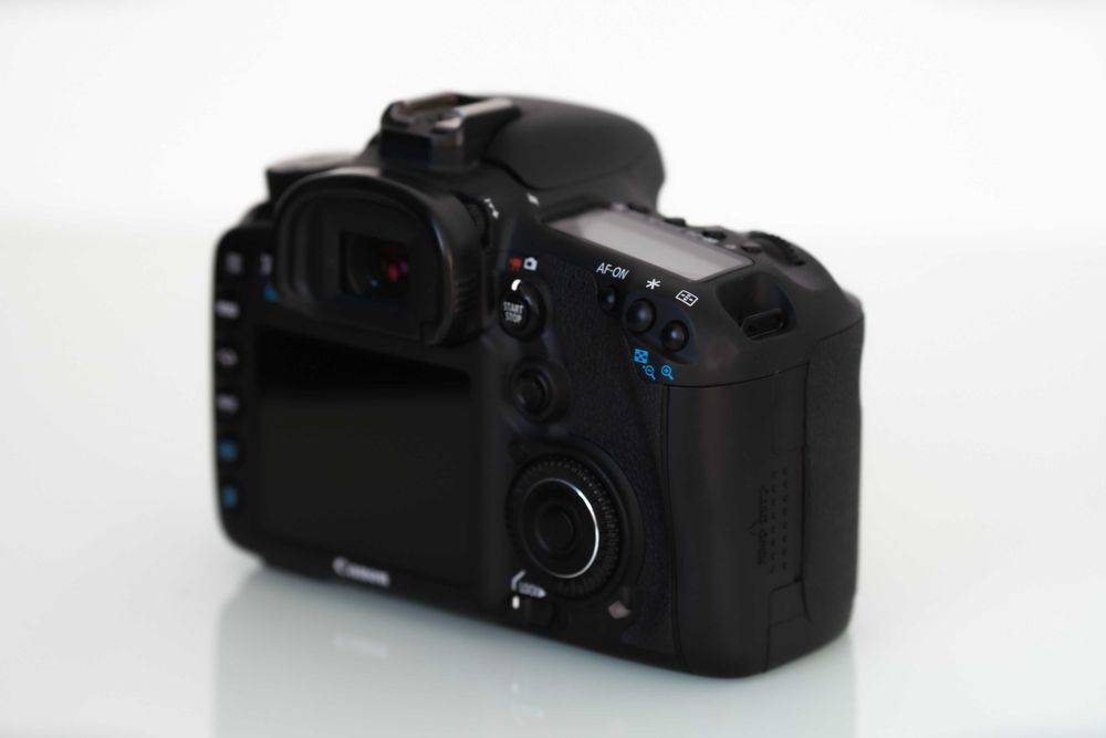 Super ocazie! CANON 7D FullBOX practic nou - doar 2ooo cadre + card CF