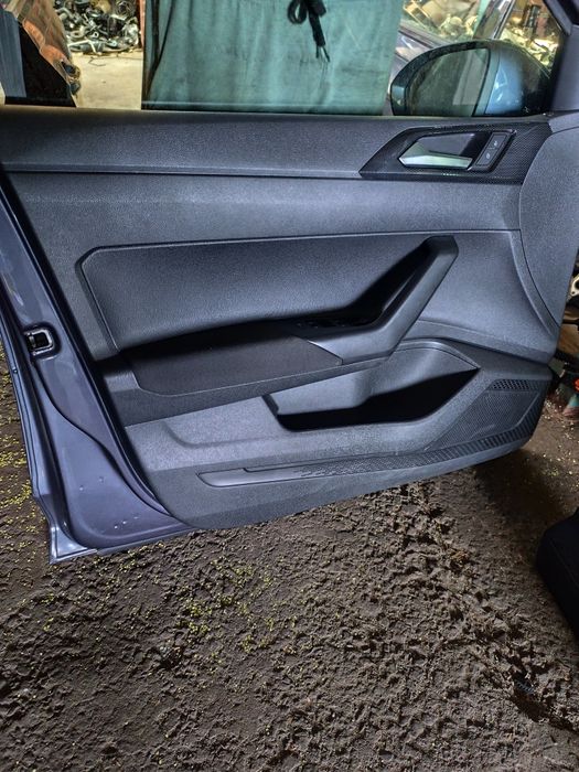 Салон за Vw Taigo 24 година със четирите кори на вратите комплект