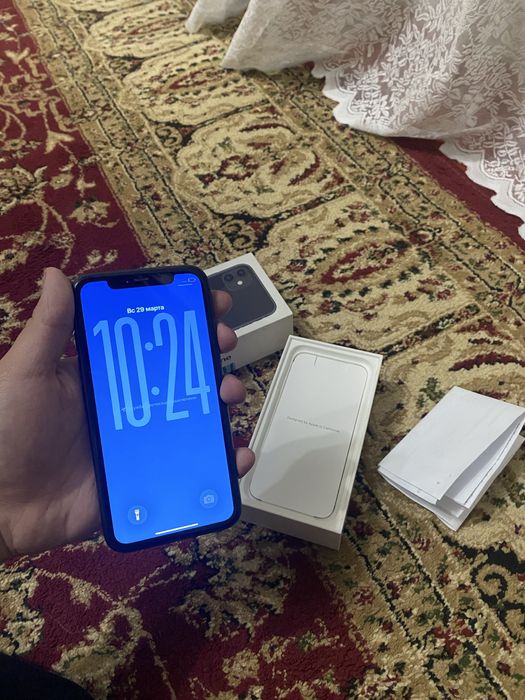 iPhone 11 с коробкой.