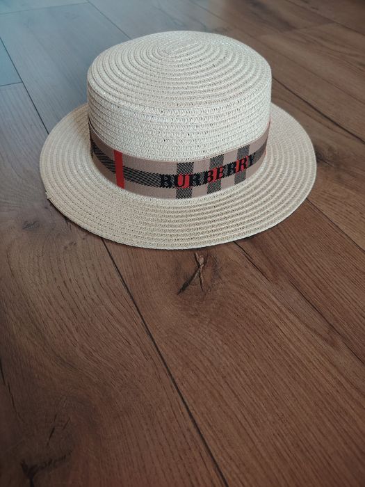 Нова лятна шапка Burberry
