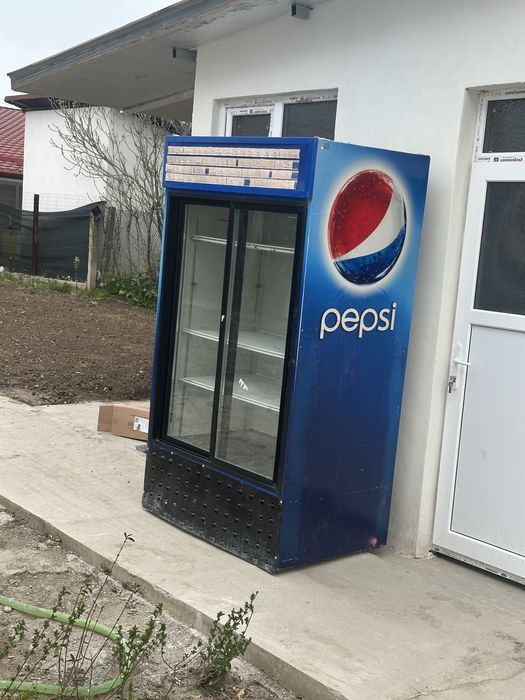 Vand vitrina in stare perfecta de functionare