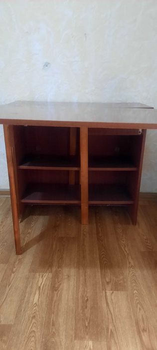 Стол-книжка лакированный