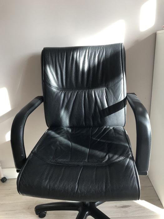 Кожаное кресло на колесиках