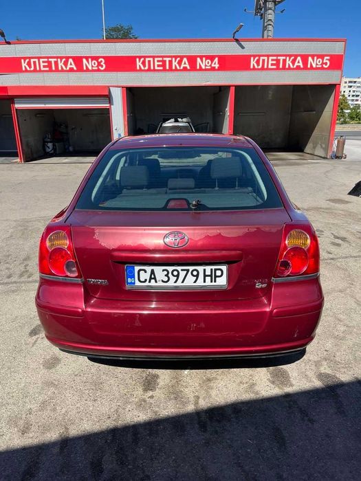 Toyota Avensis, 2004 година, бензин, в движение, цвят бордо