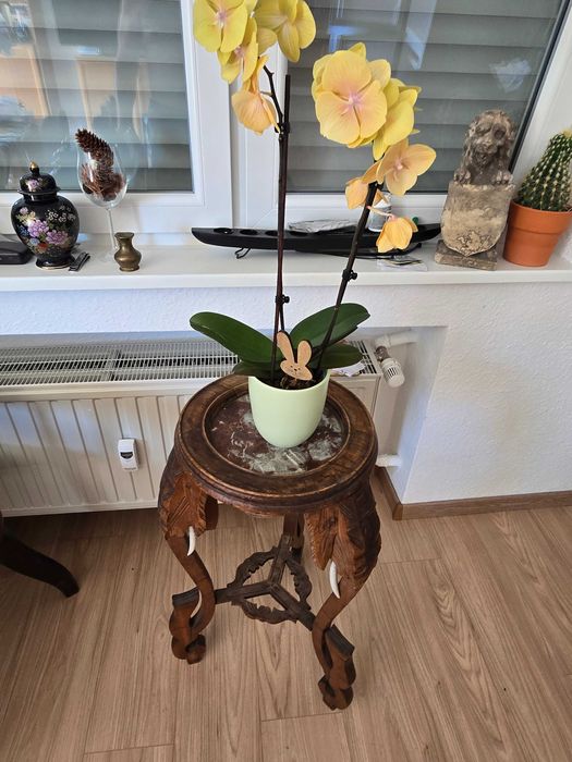 Стара масичка за цветя.