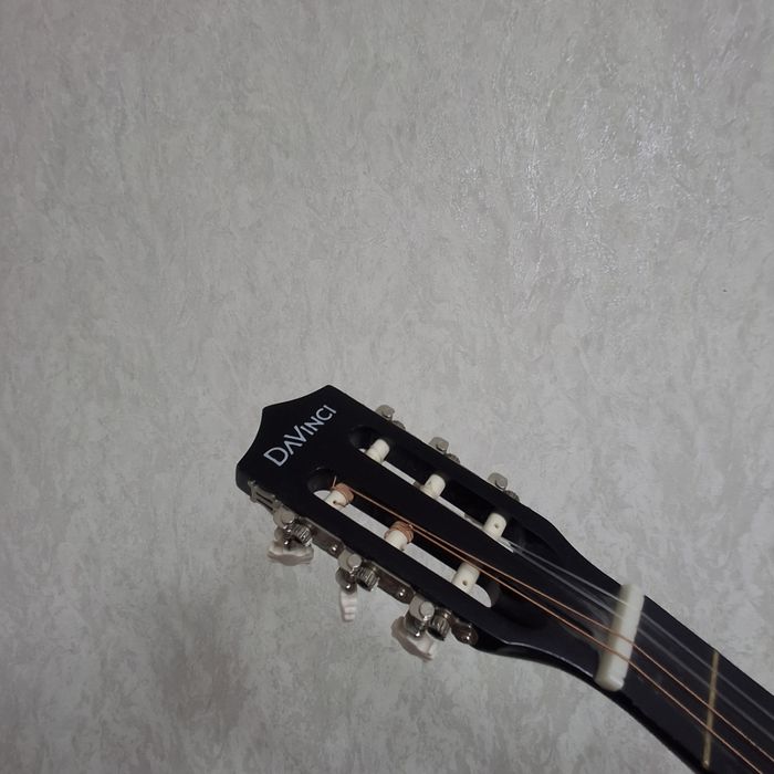 Gitara sotiladi.