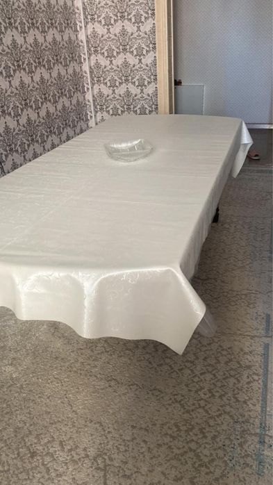 Гостевой стол в отличном состоянии