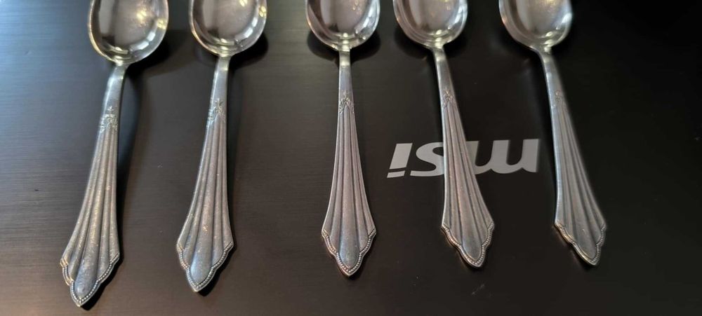 Продават се комплект от 5 дълбоко посребрени лъжички за кафе.