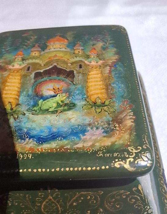 Casetă rusească autentică lac PALEKH 1994 – Pictată manual 5 laturi „Prințesa Broască”