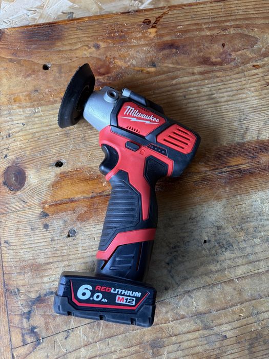 Mașină polishat Milwaukee M12 2025