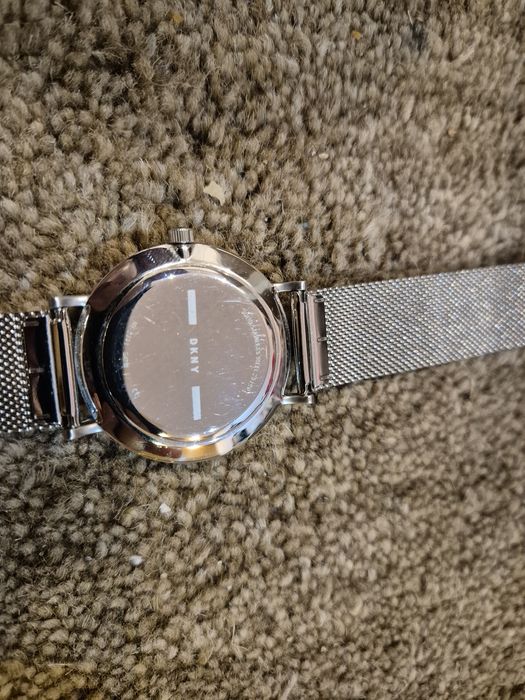 Ддамски часовник DKNY Minetta, модел NY2741, със сребриста мреже