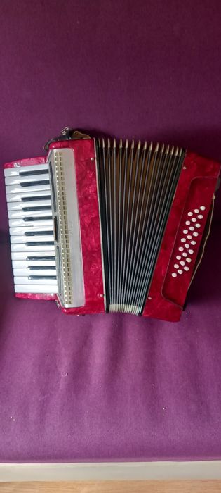 Vând acordeon Timiș cu 24 de basi
