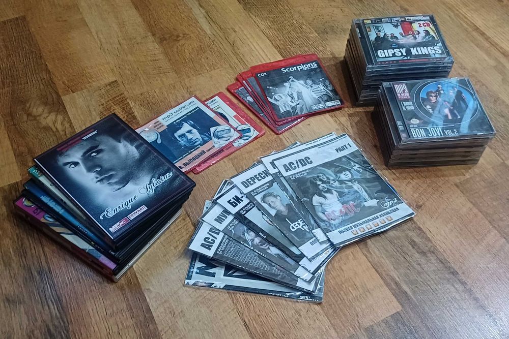 Коллекция дисков DVD и CD