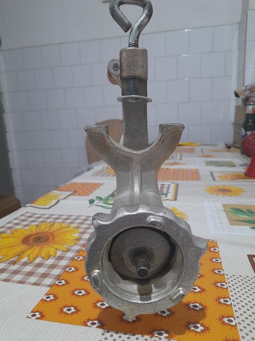 Mașină de tocat carne gri