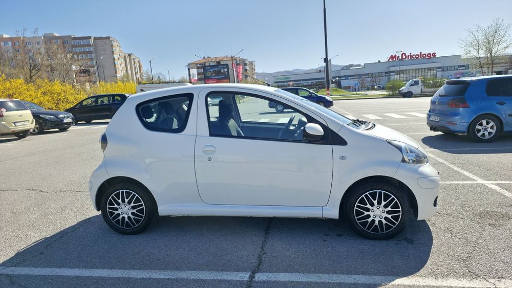 Toyota- Aygo  1000 кубика 2009г.