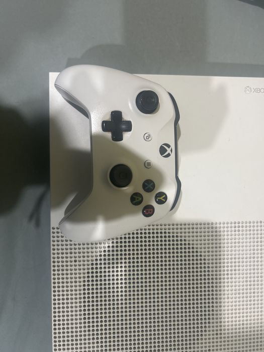 Xbox One S + 19 игри (RDR2, GTA, Far Cry 6, Forza)