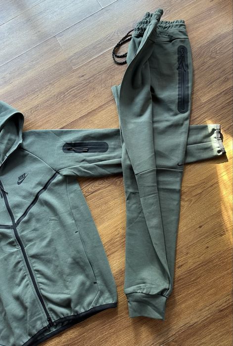 Мъжки,памучен,масленозелен екип Nike с активен,заден джоб на долнището