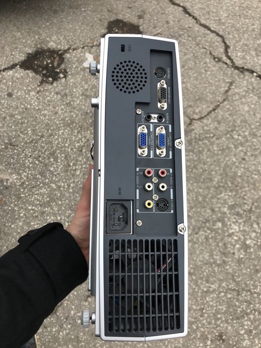 Проектор Тошиба Toshiba TDP T95 само черно бяло свети