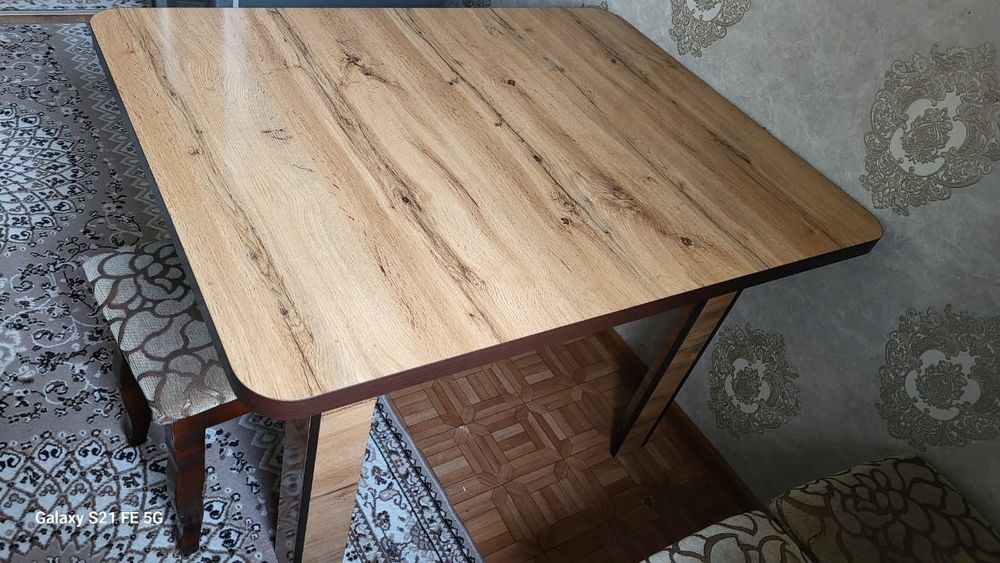 Кухонный стол с табуретками