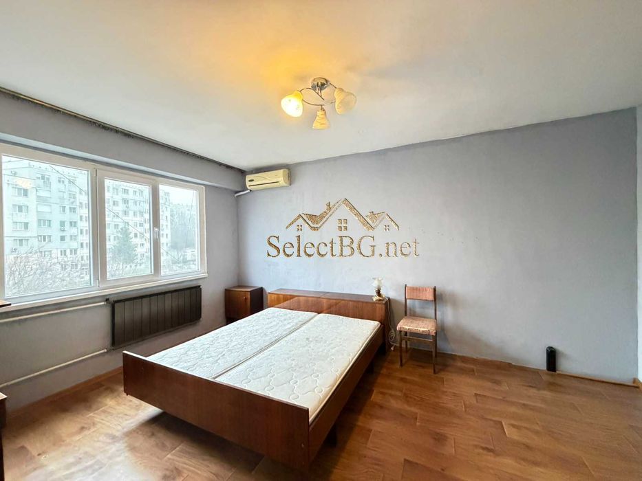 Панелен апартамент  на междинен етаж, южно изложение в кв. Бузлуджа.