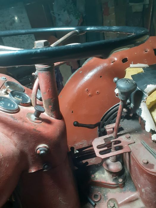 Vând tractor în patru pistoane de 40 cai putere. 2200 e