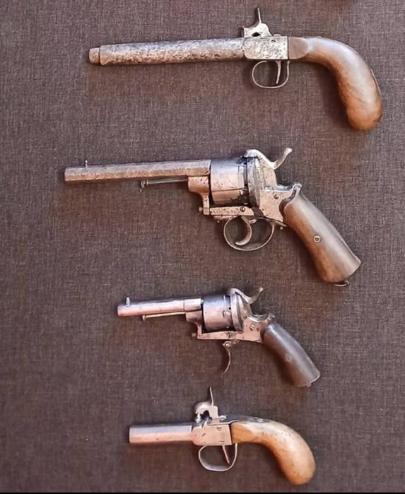 Пищови пистолети оръжия ножове