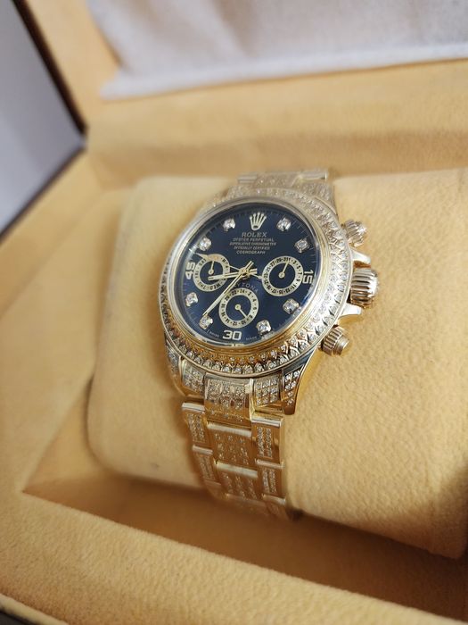 Продам золотые часы Ролекс с драгоценными бриллиантами.