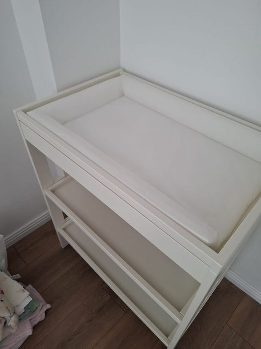 Masa de infasat bebelus ikea