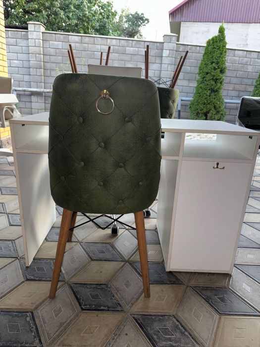 Маникюрные столы и стулья