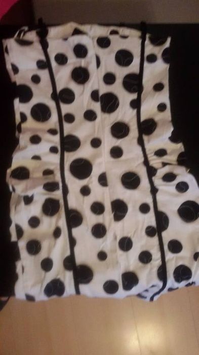 Рокля Луци - бяла на черни кръгове