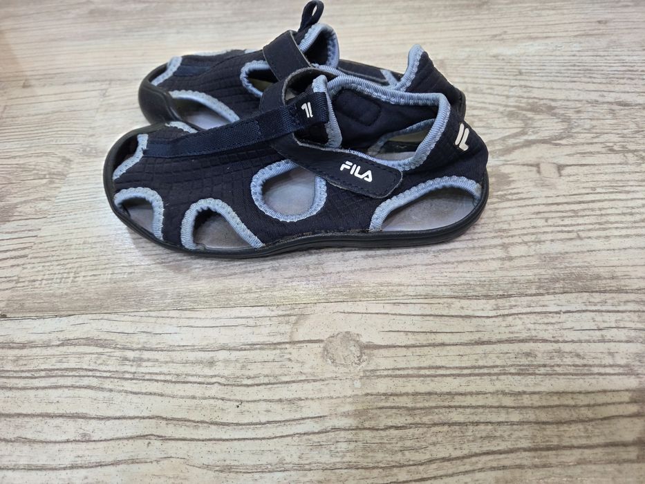 Продавам детски сандали fila