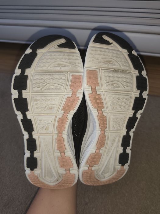 Adidasi Skechers fete m 36