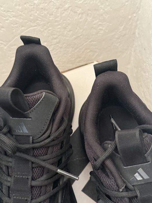 Продам Adidas кроссовки оригинальные новые