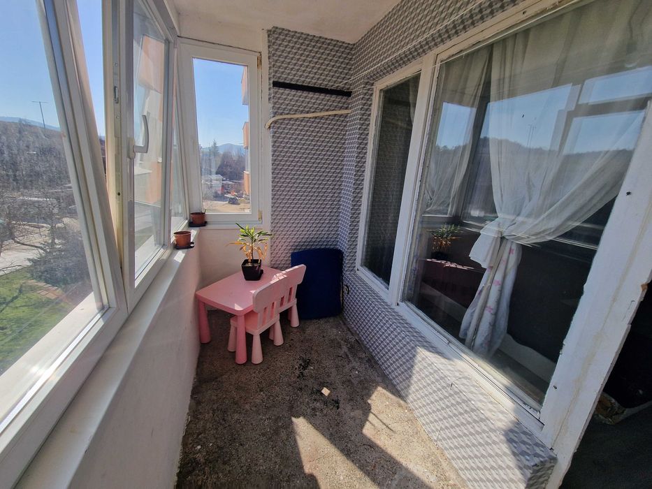 Апартамент с 4 самостоятелни стаи за продажба – кв. Струмско