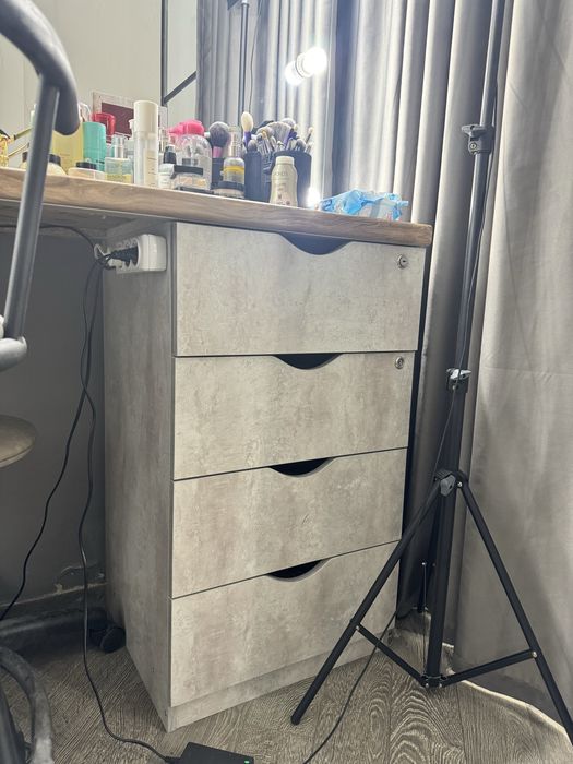 Стол визажный с зеркалом