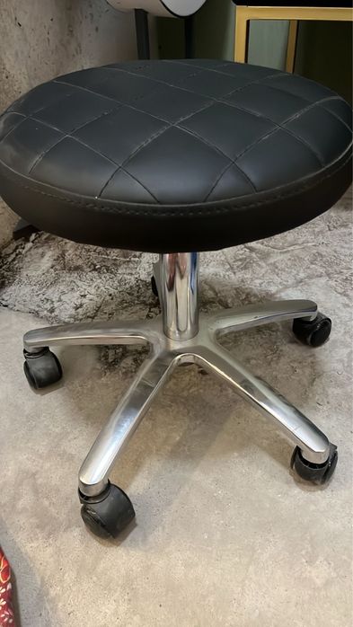 Продам кресло без спинки на роликах