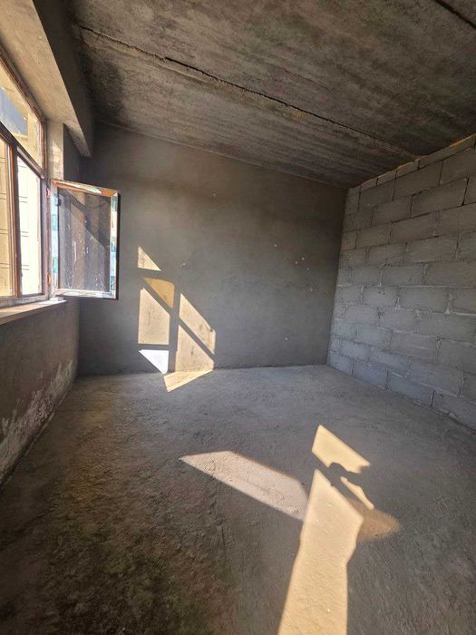 Продаётся 3х комн квартира на 3+4 этажах Ор-р 5 микрорайон Лагманная