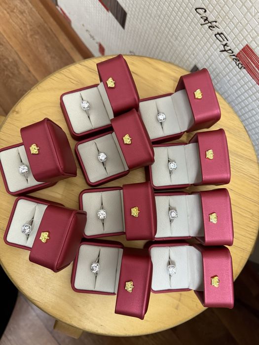 Кольцо бриллиантқа өте ұқсас