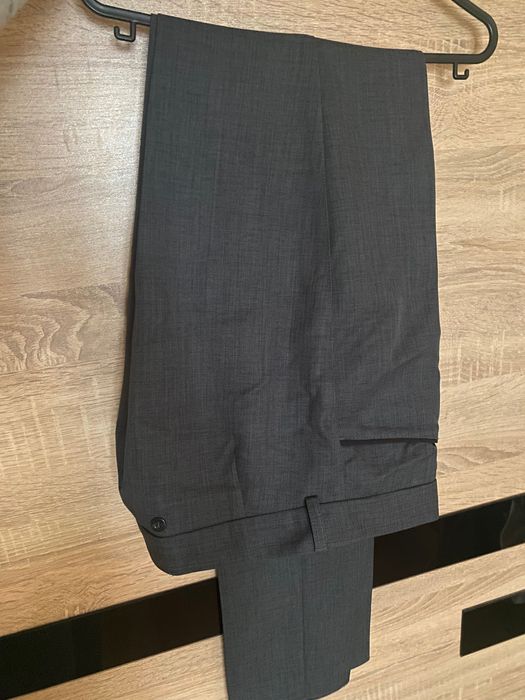 Дамски костюм в сиво - нов