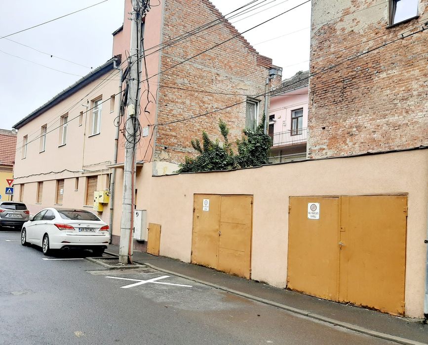 0745-235102. De vânzare apartament la casă str.Ghe.Barițiu, preț 130.000 euro.
