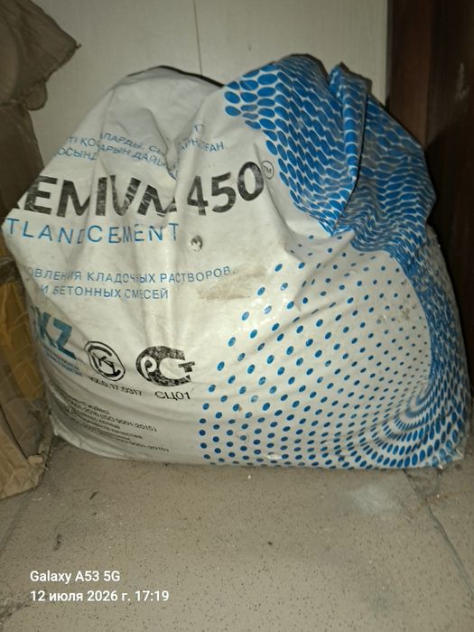 Продам песок, клей, цемент