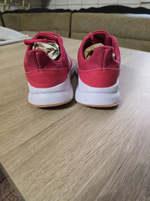 Adidas femei ca si noi