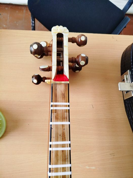 Tor yangi futlyari bilan sotiladi ovozi beqiyos tor toʻliq taʼmirlandi