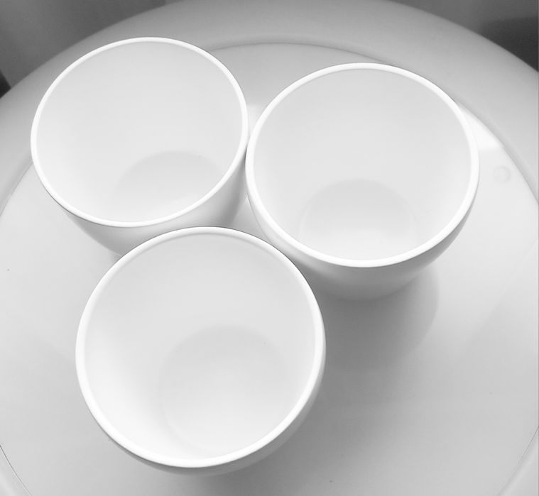 3 vase suport din ceramică albă