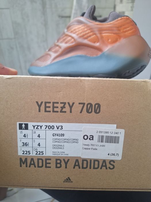 Adidas yeezy 700 v3