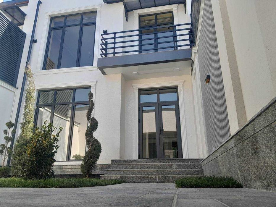 Большой , красивый -белоснежный дом!