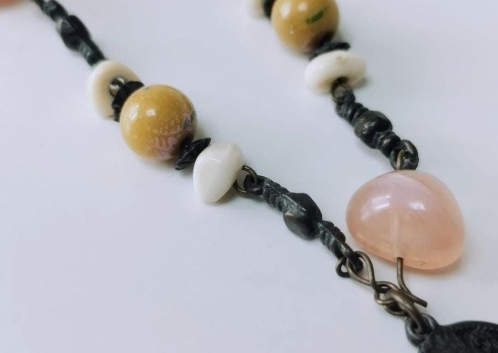 Vechi colier lant cu pietre din sticla roz ,copii