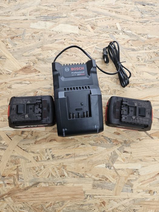 Bosch Set 2 acumulatori 18v + incarcator