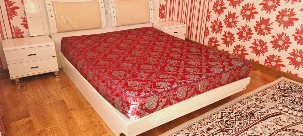 Продается кровать с тумбочками