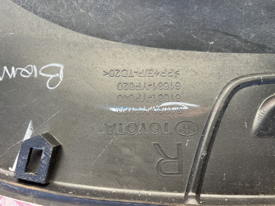 Лайсна/вежда Toyota Hilux 2023г